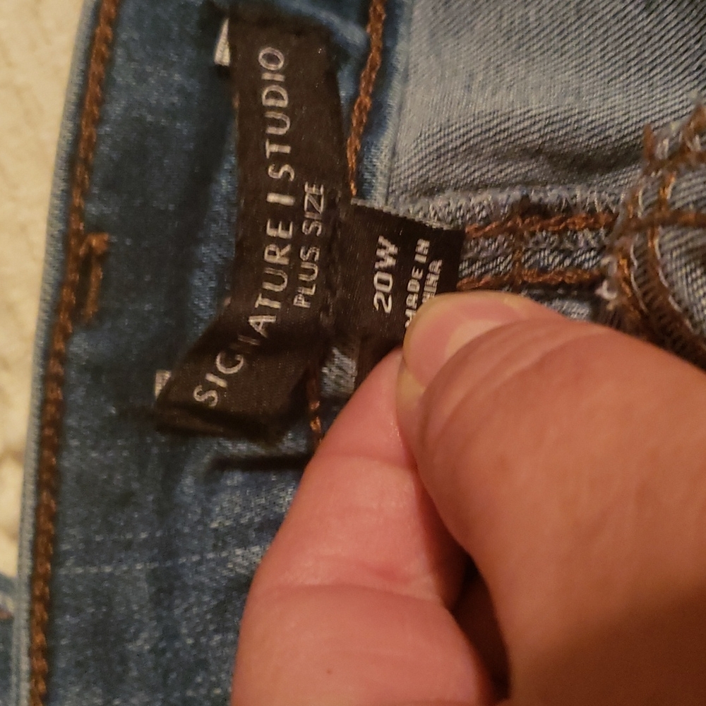 Signature Studio Plus Capris - Picture 6 of 7